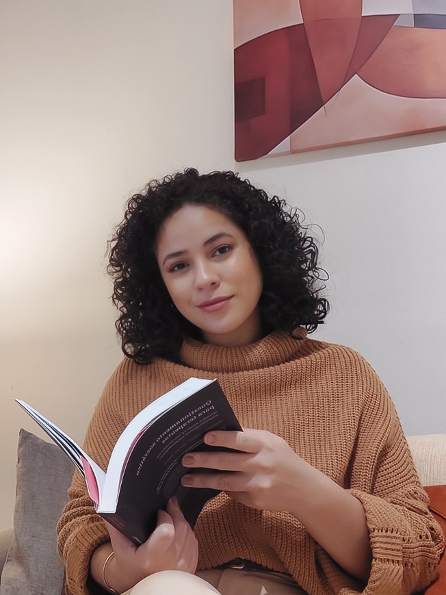 Katiane Fernandes, Psicóloga Clínica especialista em TCC e PBE atendendo em seu consultório.